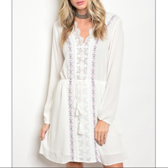 White v-neck shift dress w/embroidered detail